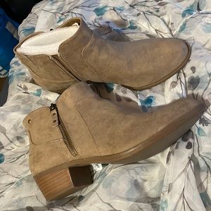 🔥🔥TORRID DOUBLE SIDE ZIPPER BOOTIES SIZE 10🔥🔥